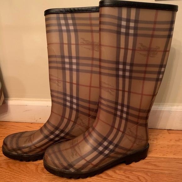 Burberry Shoes - Authentic Burberry Rainboots size 40/10 - 2 free gifts 🎁 with purchase